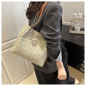 حقيبة الكتف الفاخرة: أناقة لا تضاهى لكل امرأة عصرية!