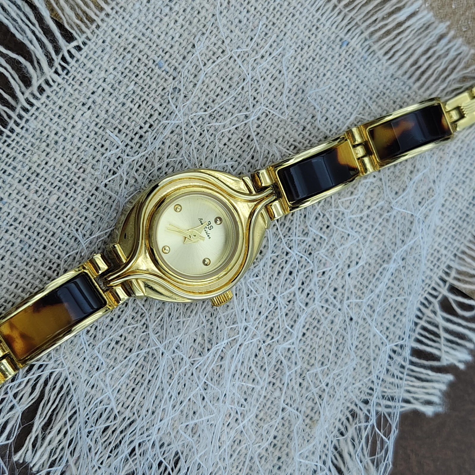 נגיעה של עידן הזהב: שעון נשי בעיצוב וינטג' כובש לבבות – תמונה 3