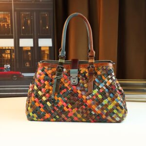 تحفة الأناقة: حقيبة جلد طبيعي بتصميم فني متجدد