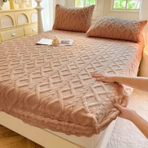 راحة مخملية وأناقة لا تضاهى: ملاءة سرير الأحلام!