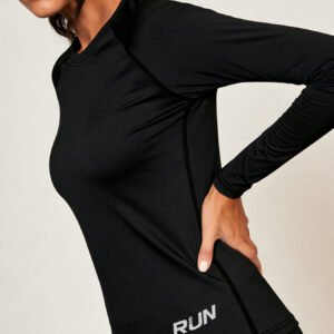 انطلقي بثقة وأناقة: قميص التدريب المطبوع لجميع فصول السنة!