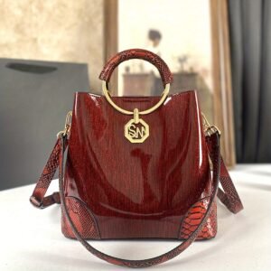 حقيبة الأناقة الحمراء: رفيقة المرأة العصرية المثالية