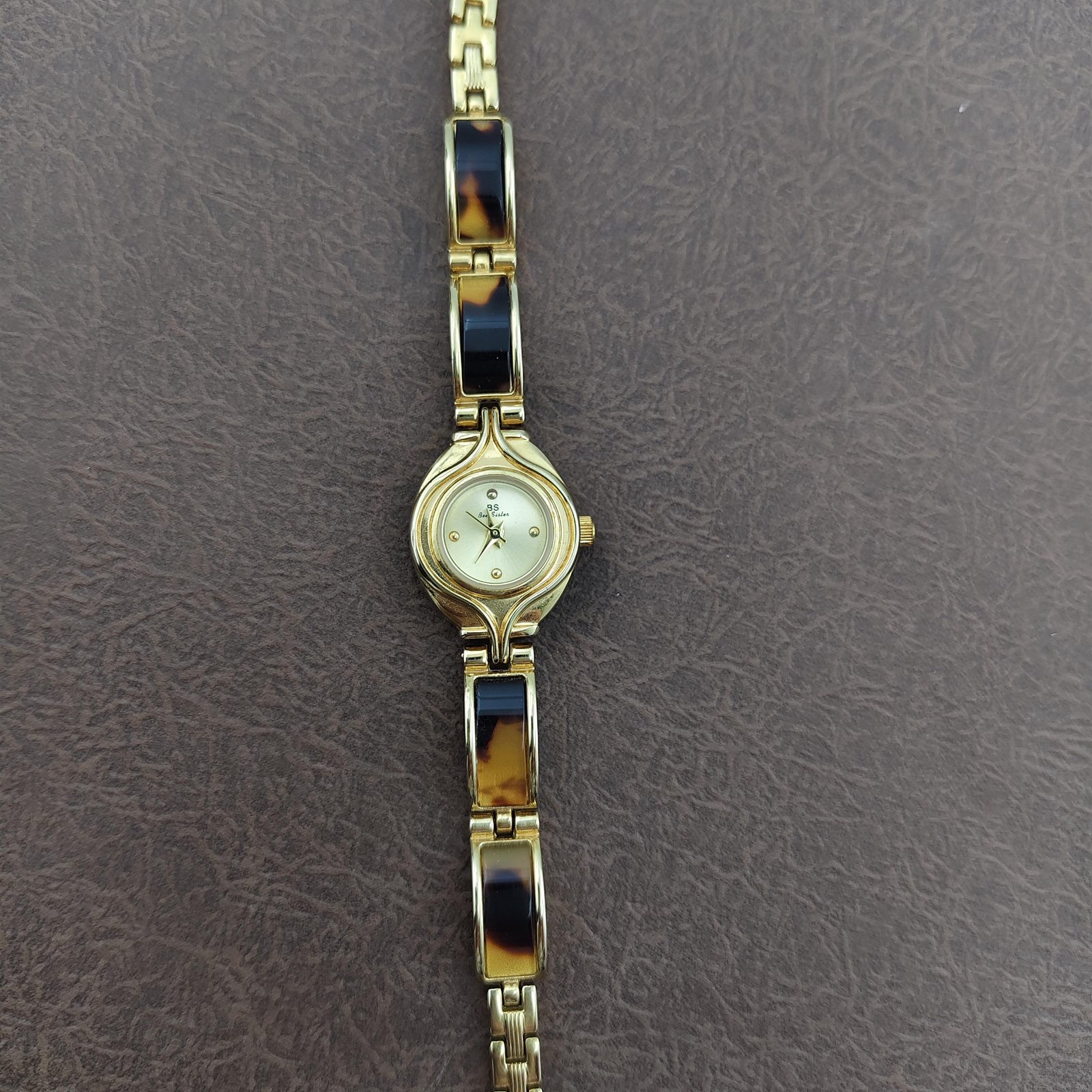 נגיעה של עידן הזהב: שעון נשי בעיצוב וינטג' כובש לבבות – תמונה 9