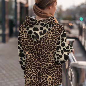 إطلالة النمر الساحرة: بلوفر هودي يجمع الأناقة والراحة