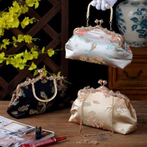 كلتش السهرة الفاخر: تألقي بسحر التطريز والبريق