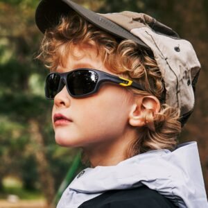 نظارة "عين القطة" البنفسجية: أناقة طفولية تخطف الأنظار!