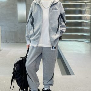 طقم الأولاد العصري: راحة لا تضاهى وأناقة دائمة لمغامراته اليومية!