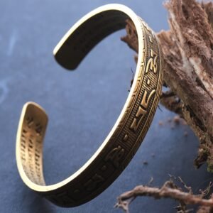 نبض العصور: سوار الحكمة النحاسي الفريد