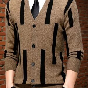 الجاذبية الكلاسيكية: سترة الياقة V المحبوكة للرجال