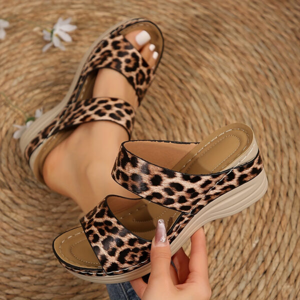 Stylish Women's Summer Slippers, Fashionable and Versatile Perfect for Beach and Pool Leisure - Image 3