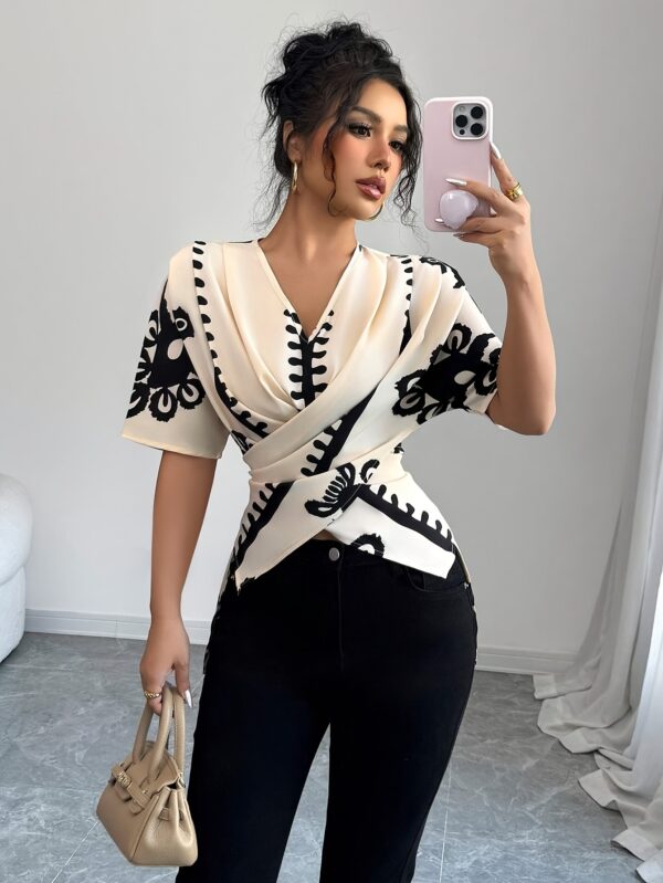 Women'S Stylish Black & White Geometric Print Blouse - V-Neck, Short Sleeve, Button-Up Top with Pockets, Perfect for Spring/Summer/Fall, Casual Attire|Vneck Blouse|Decorative Buttons