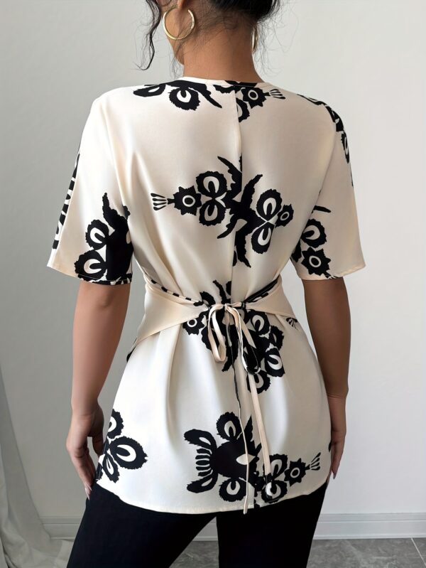 Women'S Stylish Black & White Geometric Print Blouse - V-Neck, Short Sleeve, Button-Up Top with Pockets, Perfect for Spring/Summer/Fall, Casual Attire|Vneck Blouse|Decorative Buttons - Image 2