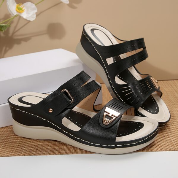 New Women's Hollow-Out Breathable Lightweight Slippers with Metal Buckle, 4-Season Indoor/Outdoor Beach Shoes for Summer 2025