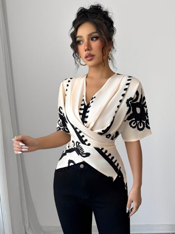 Women'S Stylish Black & White Geometric Print Blouse - V-Neck, Short Sleeve, Button-Up Top with Pockets, Perfect for Spring/Summer/Fall, Casual Attire|Vneck Blouse|Decorative Buttons - Image 3