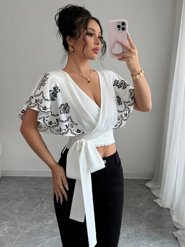 Women'S Elegant Floral Print V-Neck Blouse with Ruffle Sleeves & Belted Waist - Short Sleeve Summer Top in White with Black Floral Design, Perfect for Casual or Dressy Outfits, Floral Print Blouse, Outfit Enhancer, Vneck Design, Ruffle Detailing - Image 4