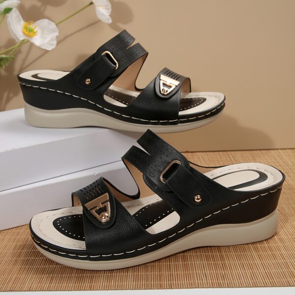 New Women's Hollow-Out Breathable Lightweight Slippers with Metal Buckle, 4-Season Indoor/Outdoor Beach Shoes for Summer 2025 - Image 2