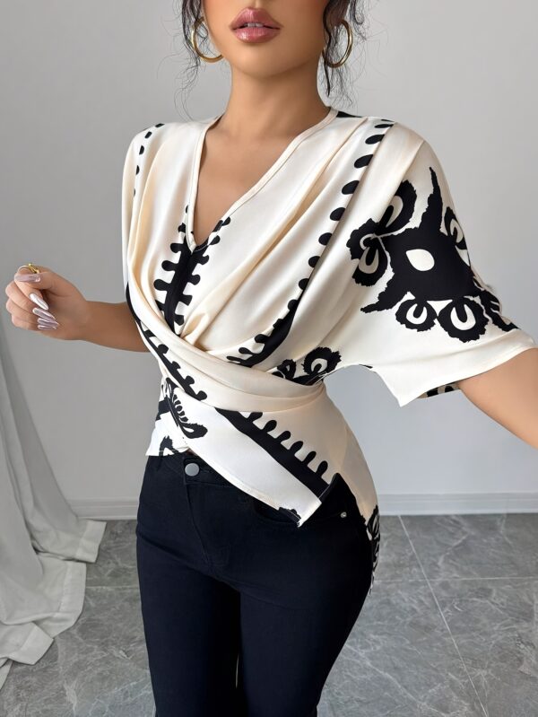 Women'S Stylish Black & White Geometric Print Blouse - V-Neck, Short Sleeve, Button-Up Top with Pockets, Perfect for Spring/Summer/Fall, Casual Attire|Vneck Blouse|Decorative Buttons - Image 5