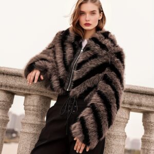 جاكيت الفرو الصناعي النسائي: دفء وأناقة لمواسم الخريف والشتاء