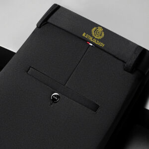 إطلالة فاخرة وراحة لا تضاهى: بنطال رجالي أسود بتطريز ذهبي