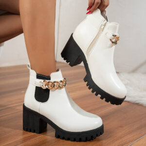 أناقة عصرية وراحة لا تضاهى: حذاء الكاحل الأبيض بالكعب العريض