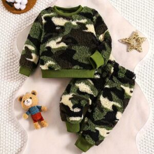 طقم المغامر الصغير: دفء وأناقة لا تقاوم في الشتاء!