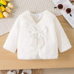 معطف الأميرة المخملي: دفء وأناقة بلمسة فيونكة ساحرة!