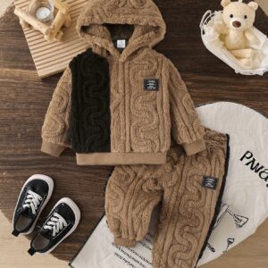 مغامرات دافئة وأناقة لا تضاهى: طقم الأولاد الشتوي المذهل!