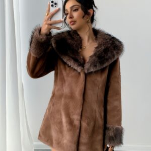 معطف الفرو الصناعي النسائي الفاخر: دفء وأناقة لا تضاهى لمواسم البرد