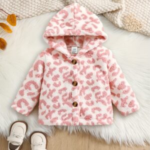 دفء وأناقة لا تُضاهى: معطف الفهد الوردي لفتاتك الصغيرة!