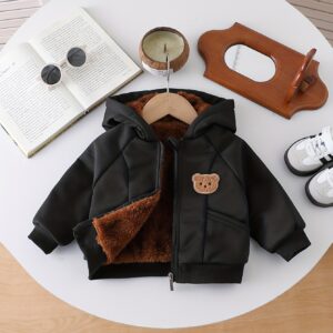 جاكيت الدب الصغير: دفء ومرح لكل مغامرات طفلك الشتوية!