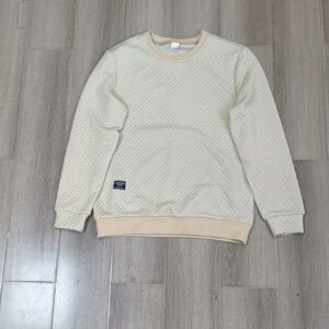 الكنزة البيج الأساسية: أناقة يومية، راحة فائقة