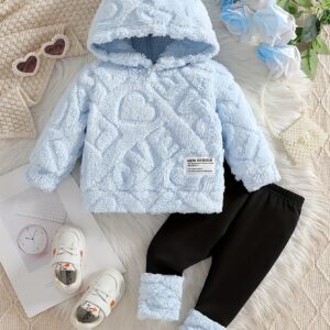 أناقة ودفء: طقم الشتاء المثالي لأميرتك الصغيرة!