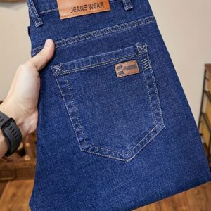 بنطال الدنيم الكلاسيكي: أناقة لا تتأثر بالزمن وراحة تدوم