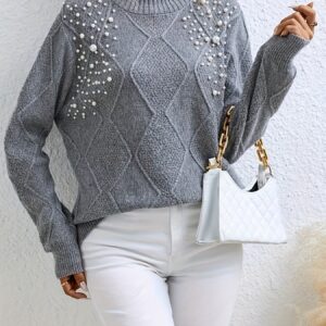 السترة الرمادية الأنيقة للمرأة العصرية: أناقة متعددة الاستخدامات من المكتب إلى السهرات