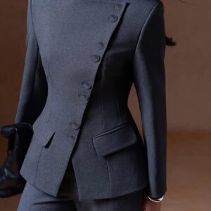 أناقة محترفة بلمسة عصرية: طقم نسائي رسمي راقٍ