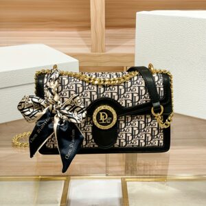 أناقة خالدة: حقيبة كروس بودي نسائية من الجلد الطبيعي بنقشة زهور وحزام سلسلة ذهبية للإطلالات الفاخرة