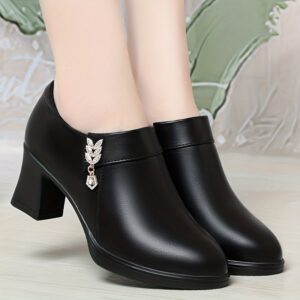 بوت الكاحل الريترو: أناقة كلاسيكية لكل خطوة!