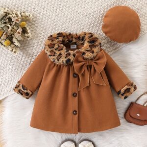 إطلالة الشتاء الساحرة: طقم معطف وقبعة بنقشة الفهد لطفلتكِ!