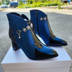 سحر الأناقة الشتوية: بوت الكاحل العصري بلمسة فاخرة