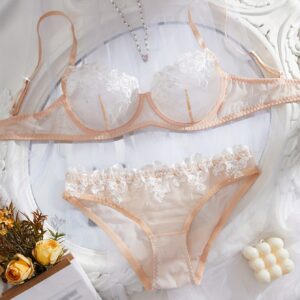 سحر البنفسج: طقم لانجري مطرز لليالي لا تُنسى