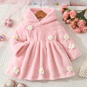 أناقة دافئة لصغيرتك: فستان مخملي بزهور وردية وقبعة!