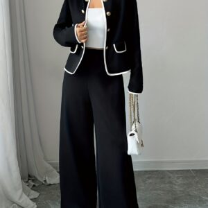 طقم نسائي أنيق: بليزر بتصميم الكتل اللونية وبنطال طويل لمظهر عصري