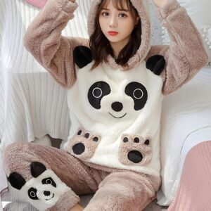 احتضان الشتاء الدافئ: بيجامة الباندا المثالية!