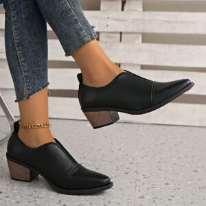 أناقة خالدة وراحة لا تضاهى: حذاء الكعب المنخفض الأسود