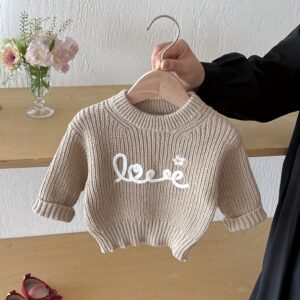 بلوفر الأحرف المطرزة: أناقة ودفء لكل أميرة صغيرة!