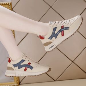 سنيكرز الأناقة العصرية: بيج بلمسات الأحمر والأزرق الجريئة!