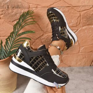 تألقي بأسلوب فريد: حذاء رياضي عصري بنقوش هندسية ذهبية!