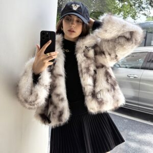 تألقي بدفء: جاكيت نسائي قصير أنيق بلمسة فاخرة ومشبك مميز