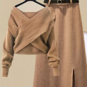 طقم الأناقة الشتوية: سترة أنيقة بياقة V متقاطعة وتنورة عالية الخصر لمظهر رشيق وجذاب