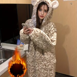 انطلقي بدفء وأناقة: بيجامة شتوية بطبعة الفهد الجريئة!